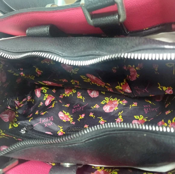 Women's Betsey Johnson XOXO Bow Tote Handbag Satchel  multi  compartments Black - Picture 5 of 10